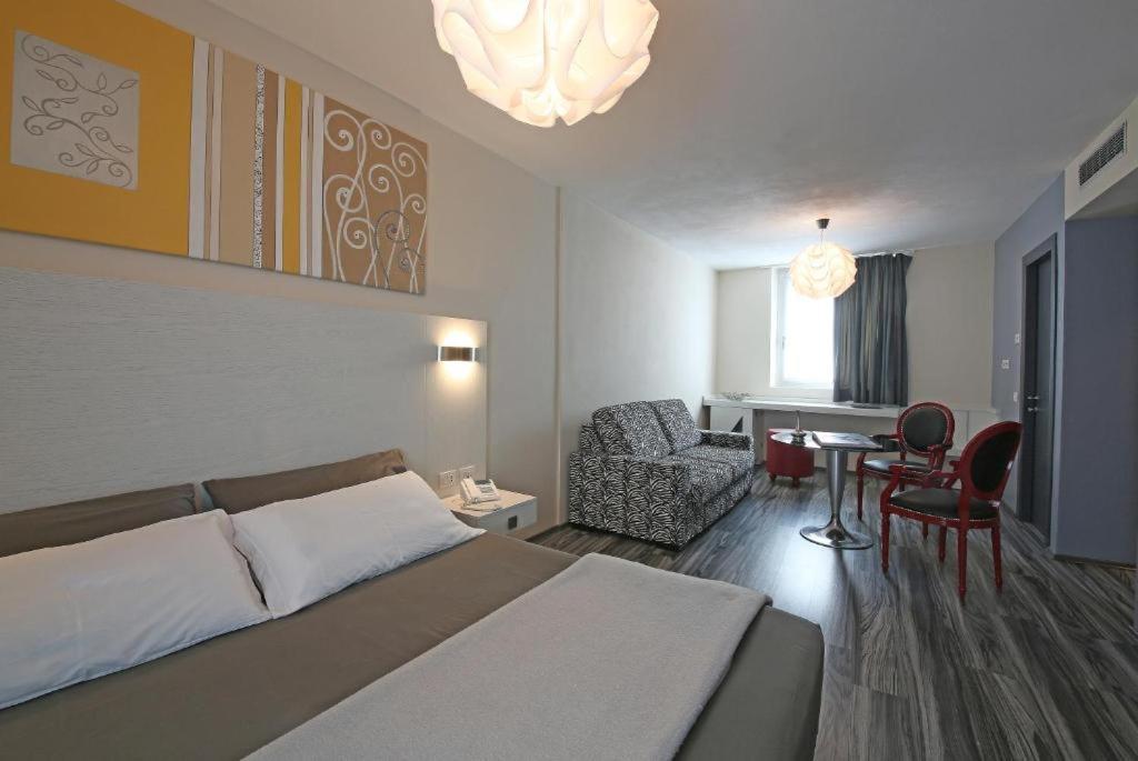 Happy Hotel Atelier Gardone Riviera Centro & Beach Esterno foto