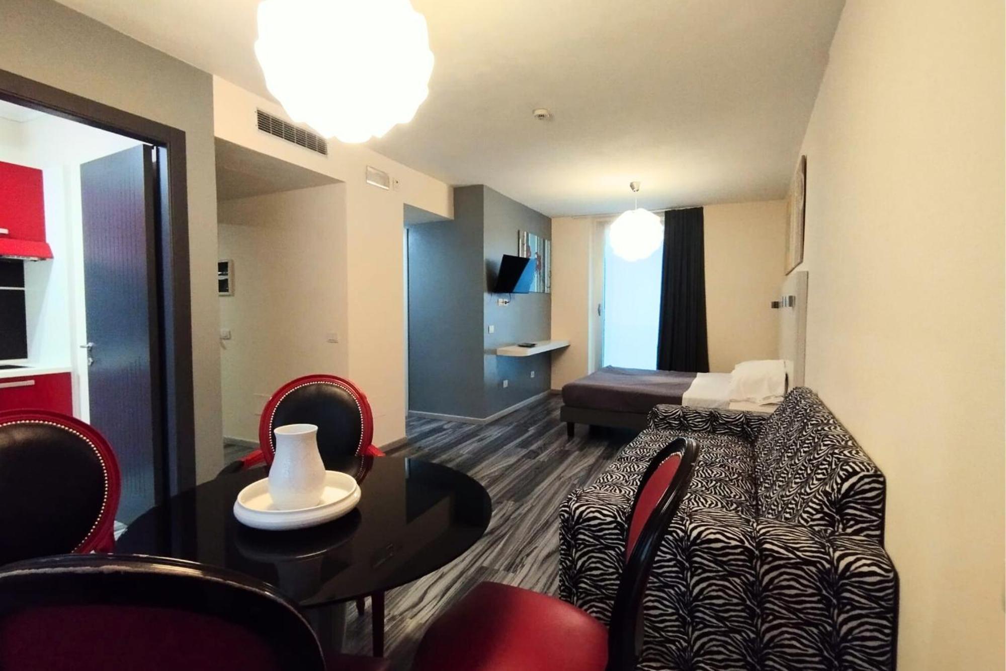 Happy Hotel Atelier Gardone Riviera Centro & Beach Esterno foto